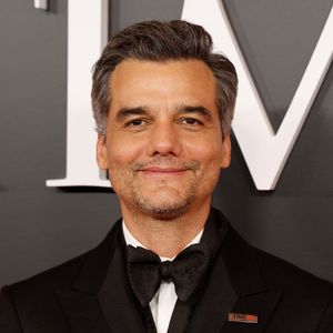 Neste sábado (27), Wagner Moura celebra 50 anos com uma trajetória histórica no cinema. Antes do reconhecimento internacional, porém, o ator confessou que passou a adolescência sem muitos amigos e encontrou no teatro o lugar onde finalmente se sentiu acolhido