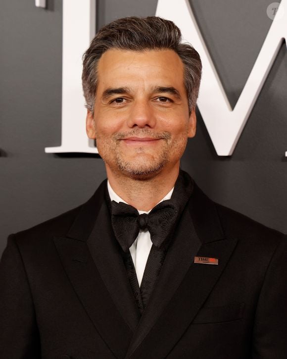 Neste sábado (27), Wagner Moura celebra 50 anos com uma trajetória histórica no cinema. Antes do reconhecimento internacional, porém, o ator confessou que passou a adolescência sem muitos amigos e encontrou no teatro o lugar onde finalmente se sentiu acolhido