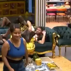 Jonas protagoniza mais um momento inusitado no 'BBB 26' ao soltar pum sem perceber a presença de Breno no quarto; cena viralizou nas redes sociais