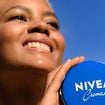 Emma Lucas, farmacêutica: ‘O creme Nivea em lata pode ser usado pontualmente ao redor dos olhos quando a pele estiver extremamente seca ou desidratada, ou em situações excepcionais, como em climas muito frios e com ressecamento intenso’