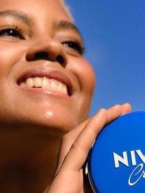 Emma Lucas, farmacêutica: ‘O creme Nivea em lata pode ser usado pontualmente ao redor dos olhos quando a pele estiver extremamente seca ou desidratada, ou em situações excepcionais, como em climas muito frios e com ressecamento intenso’