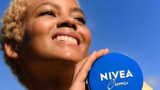 Emma Lucas, farmacêutica: ‘O creme Nivea em lata pode ser usado pontualmente ao redor dos olhos quando a pele estiver extremamente seca ou desidratada, ou em situações excepcionais, como em climas muito frios e com ressecamento intenso’