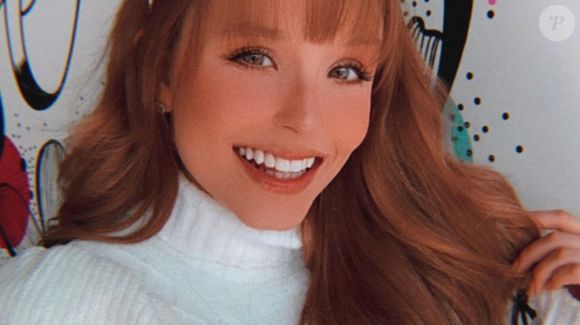 Antes de cortar, Larissa já havia chocado a web com o cabelão ruivo de franja! Teve gente a comparando a Lindsay Lohan