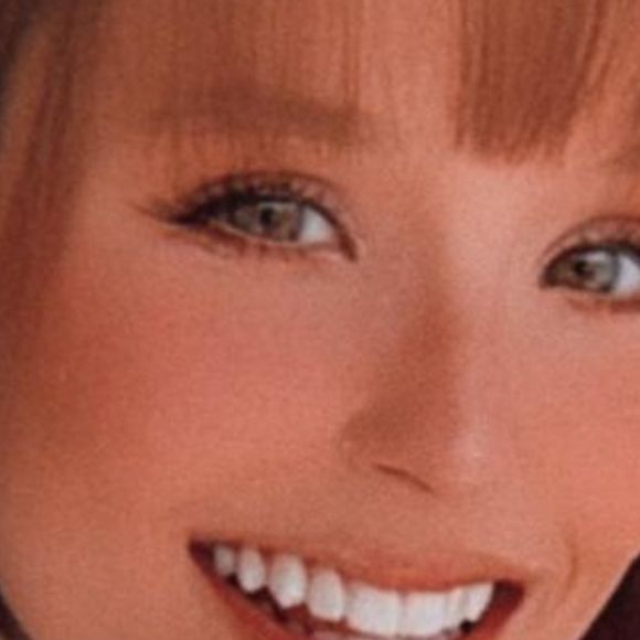 Antes de cortar, Larissa já havia chocado a web com o cabelão ruivo de franja! Teve gente a comparando a Lindsay Lohan