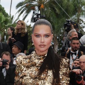 Adriana Lima apostou no dourado para o Festival de Cinema de Cannes