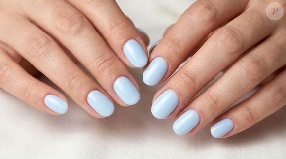Azul-bebê traz frescor para a manicure de unhas curtas: a tonalidade pastel e luminosa acrescenta um toque de cor sem pesar no visual e mantém a proposta minimalista