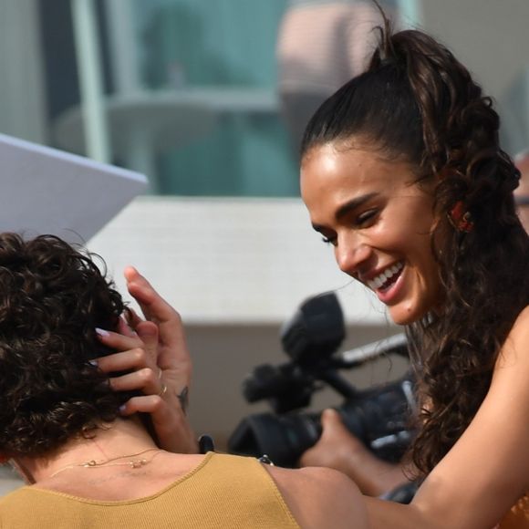 Bruna Marquezine e Shawn Mendes BEIJAM MUITO no trio de Ivete Sangalo e são flagrados dando 'amasso intenso'