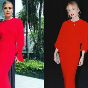Em 2017, Angélica escolheu um longo vestido vermelho da grife Stella McCartney para prestigiar o casamento da modelo brasileira Michelle Alves e Guy Oseary, empresário de Madonna, no Cristo Redentor. 8 anos depois, a apresentadora reapareceu com a mesma roupa para ir à premiação The Earthshot Prize, promovida pelo príncipe William, no Museu do Amanhã, no Rio de Janeiro