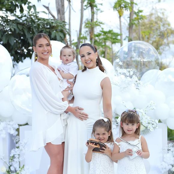 Virgínia Fonseca foi acompanhada dos filhos em um chá revelação da prima, Rafaela Fonseca