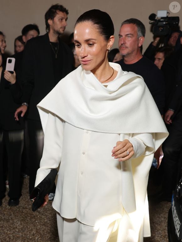 Meghan Markle prestigiou desfile da Balenciaga na Semana de Moda de Paris