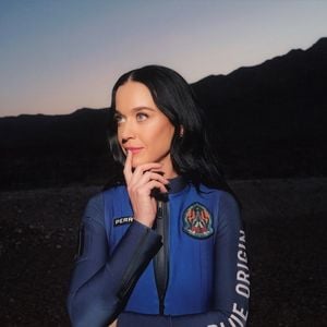 Katy Perry faz história como primeira cantora a viajar ao espaço em voo turístico da Blue Origin