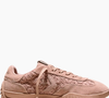 Segundo especialistas em tendências, o crochê e a estética balletcore seguem em alta neste inverno. A Converse aposta nessa combinação com o novo Run Star Trainer Floral Crochet, modelo que mistura romantismo, conforto e acabamento premium