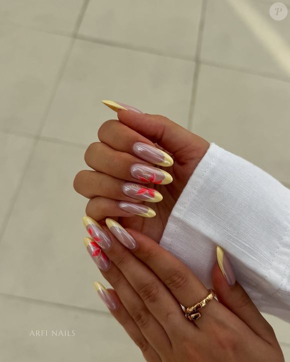 A clássica ponta branca pode dar lugar a cores vibrantes e suaves que destacam o bronzeado e trazem frescor ao visual. É a escolha ideal para quem quer experimentar novas tonalidades sem exageros.