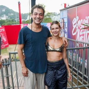 Eduardo Sterblitch e a mulher, Louise D'Tuani, nos Ensaios da Anitta