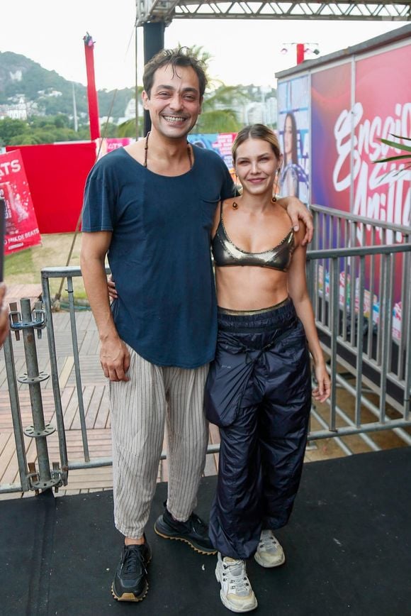 Eduardo Sterblitch e a mulher, Louise D'Tuani, nos Ensaios da Anitta