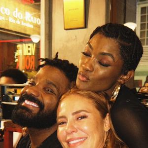 Paolla Oliveira não publicou fotos com o mestre de bateria da Grande Rio, mas posou ao lado de Erika Januza e Arlindinho