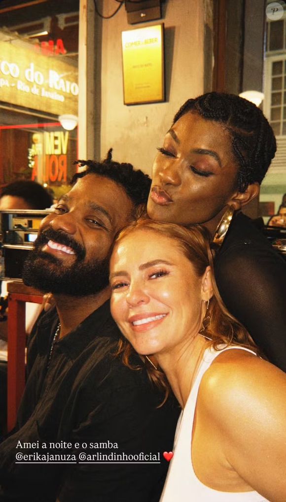 Paolla Oliveira não publicou fotos com o mestre de bateria da Grande Rio, mas posou ao lado de Erika Januza e Arlindinho