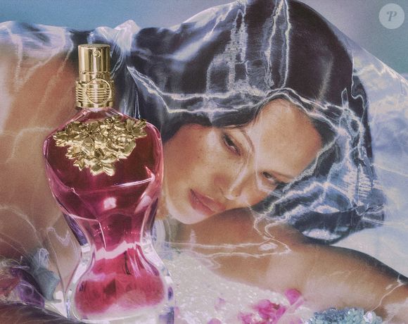 O perfume me acompanha todos os anos em tantas ocasiões, principalmente nas mais especiais. É por isso que é um perfume que peço de presente de Natal há anos.