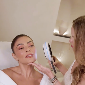 Juliana Paes começou o tratamento há cerca de 7 meses e, desde então, tem apontado melhorias significantes na pele