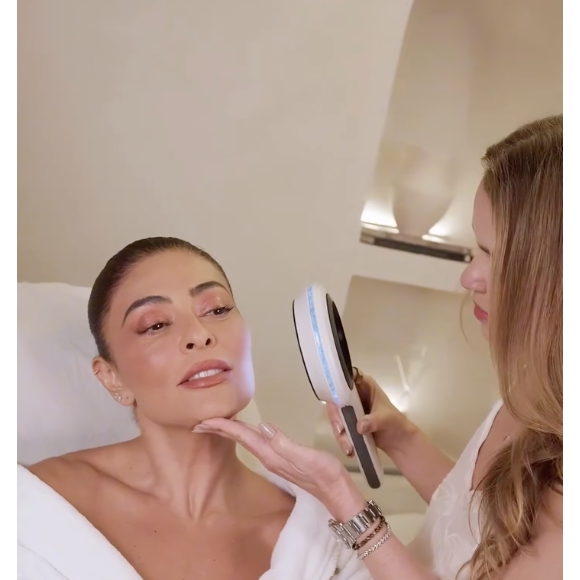 Juliana Paes começou o tratamento há cerca de 7 meses e, desde então, tem apontado melhorias significantes na pele