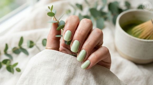 O verde matcha traz para as unhas a suavidade dos tons pastel. Inspirado no chá japonês e no eucalipto fresco, ele combina perfeitamente com a leveza da primavera