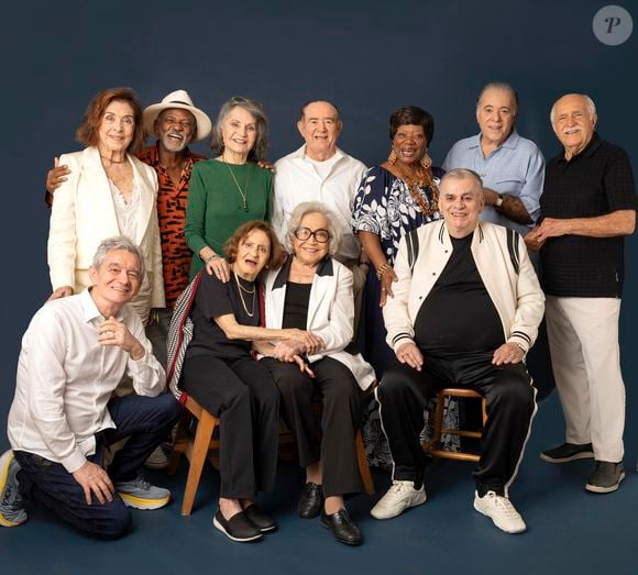 Laura Cardoso ao lado de outros famosos contratados da Globo em foto durante inauguração da Calçada da Fama da emissora em 2025