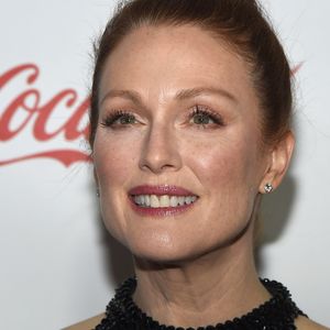 A atriz Julianne Moore tem muitas sardas em todo rosto e não faz questão de escondê-las completamentamente nem mesmo para comparecer a eventos de gala