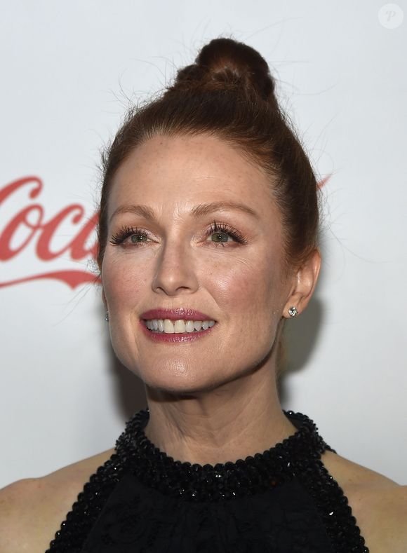 A atriz Julianne Moore tem muitas sardas em todo rosto e não faz questão de escondê-las completamentamente nem mesmo para comparecer a eventos de gala