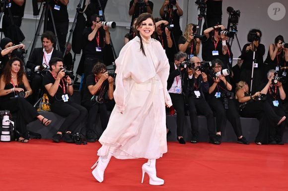 Bárbara Paz é gaúcha, natural de Campo Bom, no Rio Grande do Sul. Ela se mudou para São Paulo na adolescência e, apesar de ter morado e trabalhado em outras cidades, como São Paulo e Rio de Janeiro, ela mantém fortes laços com sua terra natal