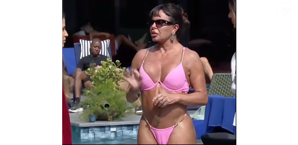 Gretchen estava com um biquíni bem cavado, que deixou as partes íntimas marcadas