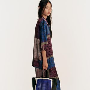 A Bolsa de Mão Estampada Limited Edition aposta no maximalismo para a nova temporada e mostra que os acessórios também podem assumir o protagonismo da produção. Com dimensões de 41 x 29,5 x 13,5 cm, o modelo combina espaço e informação de moda em uma única peça. Preço: R$ 739