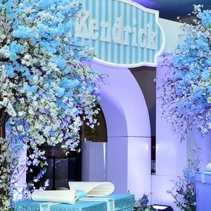 Luxo nos mínimos detalhes: decoração do chá de bebê de Endrick e Gabriely Miranda encanta com cenografia em tons de azul e branco