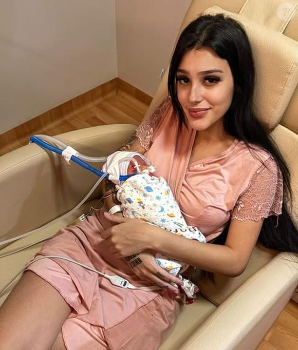 Após um parto prematuro, a filha de Bia Miranda precisou ficar na UTI