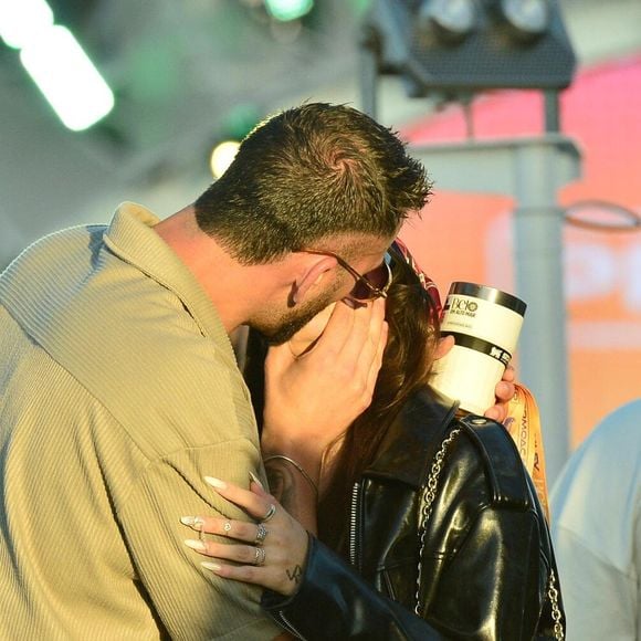 Nizam e Victoria Macan foram flagrados aos beijos nesta quarta-feira (11) em navio do Belo