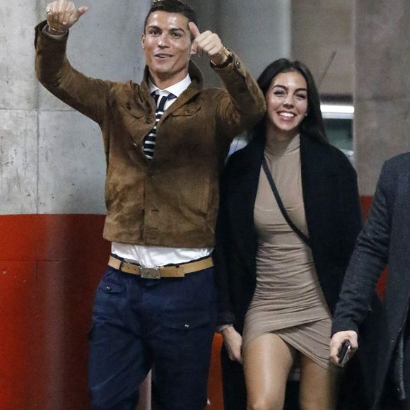 Casal é pai de quatro crianças e vive história de amor desde 2016