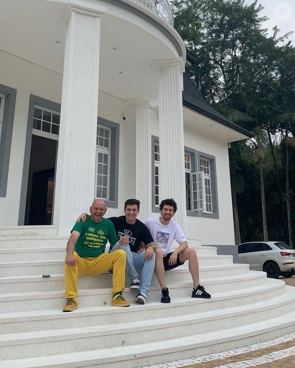 Pensando no melhor funcionamento da varejista, a família Hang criou um Conselho da Família, onde discutem passos futuros: "A gente pensa muito na Havan, na empresa, na família", afirmou Lucas