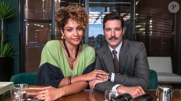 Lena (Bárbara Reis) e Herculano (Leandro Lima) deixam Gerluce segurar o bebê sem saber que é neta dela