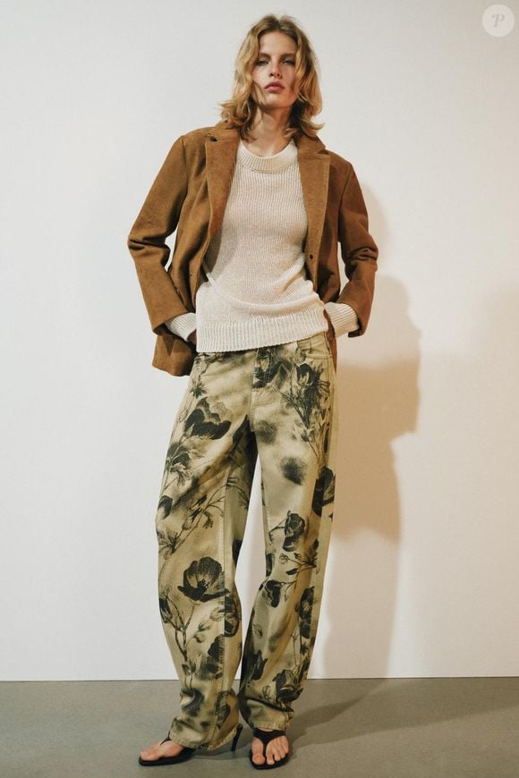 A calça jeans estampada da Zara prova que o denim não precisa ficar restrito às lavagens tradicionais. Com inspiração nos tapetes persas, a peça de R$ 439,00 combina com os tênis bordô da On Running e ajuda a transformar uma produção casual em um look cheio de informação de moda