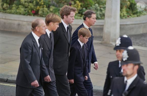 Segundo o Daily Mail, Charles Spencer escreveu que recebeu uma ligação do então príncipe de Gales após a decisão de que os príncipes William e Harry caminhariam ao lado do caixão da mãe durante o cortejo fúnebre