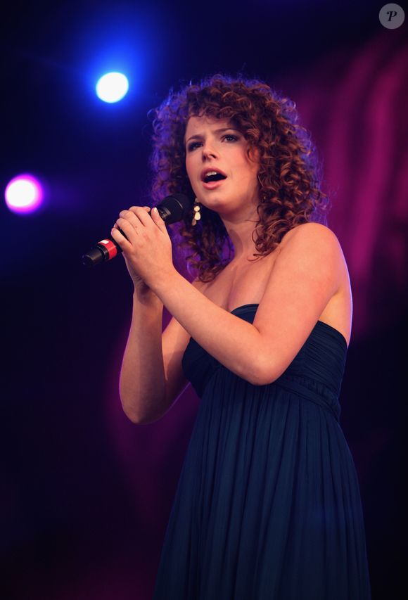 Jessie Buckley começou sua carreira em 2008 participando de um programa de talentos da BBC - e com um visual bem diferente