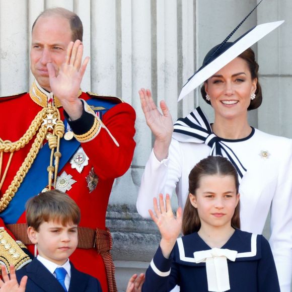 Michael Chandler sobre o cinto de segurança: 1º motivo seria que o cinto poderia atrapalhar em uma 'consideração de segurança', na hora em que precisassem proteger os membros da realeza de uma rápida evacuação do carro.