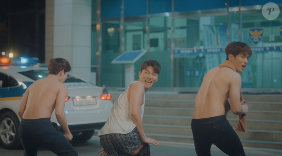 'Bem-vindos a Waikiki' tem muitas cenas constrangedoras, mas esta dança de cueca e sem camisa em frente a uma delegacia... ai que dor