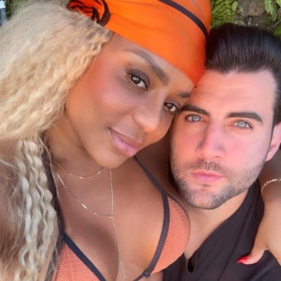 Cariúcha oficializa romance com empresário Alexis Couto e troca declarações apaixonadas na web