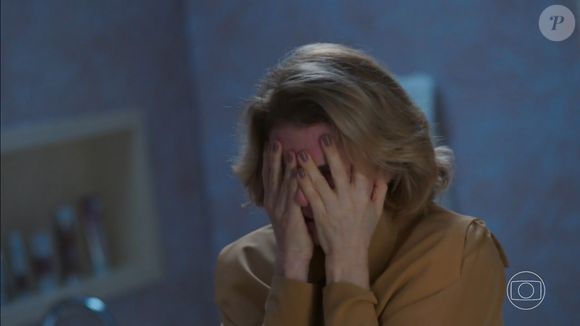 Em uma sequência carregada de tensão e emoção, Débora Bloch protagonizou uma cena sem falas, mas repleta de significados, interpretando a icônica Odete Roitman em uma rara exposição de fragilidade