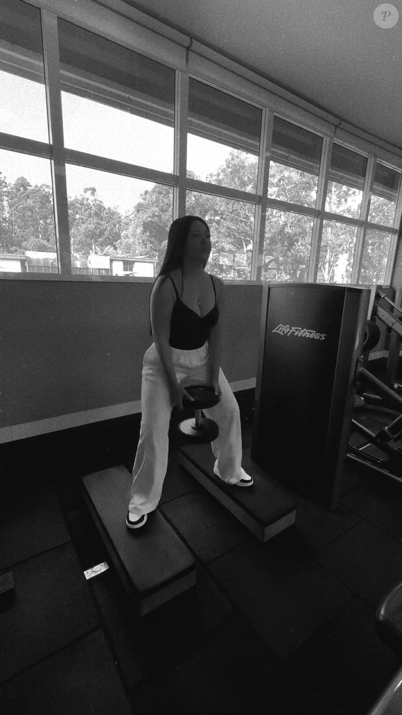 Simaria realiza uma série de agachamentos, que serve, principalmente, para fortalecer pernas e glúteos