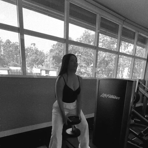 Simaria realiza uma série de agachamentos, que serve, principalmente, para fortalecer pernas e glúteos