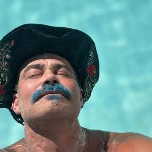 Carmo Dalla Vecchia causou muito quando surgiu com a barba tingida de azul no início deste ano