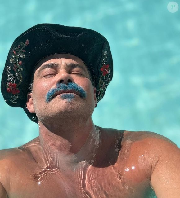 Carmo Dalla Vecchia causou muito quando surgiu com a barba tingida de azul no início deste ano