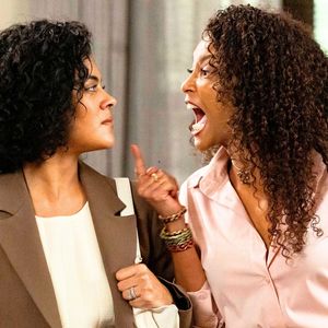 Maria de Fátima (Bella Campos) é humilhada por Raquel (Taís Araújo) em cena do capítulo de 16 de julho em 'Vale Tudo'