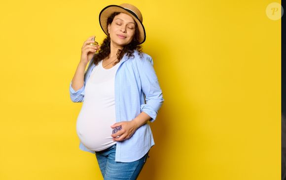 Perfumes intensos também têm vez no calor. Quando usados à noite, aromas amadeirados, especiados e ambarados ganham elegância e presença sem exageros